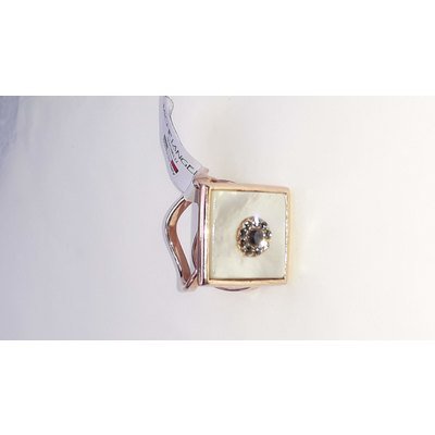  Anello quadrato in argento placcato, madreperla, zirconi e zaffiro centrale