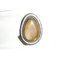 anello argentato con pietra beige centrale