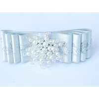 Fermacapelli grigio in stoffa con decori argentati,  centrale fiore in perle e cristalloe Swarovski