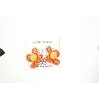 Orecchini a buco con petali in pizzo arancione e centrale con sfera in resina