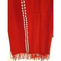 Stola rossa in misto lana con perle bianche borchiate e frangie